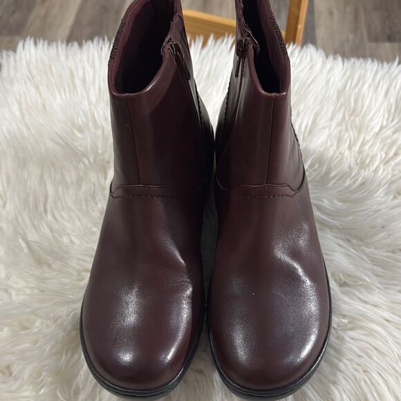 Clarks Collection Cushion Women's Ankle Boots - Deep Burgundy Size 9 NWOT - Picture 1 of 7